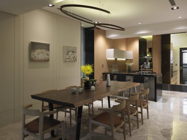 现代简约三居室餐厅餐桌装修效果图